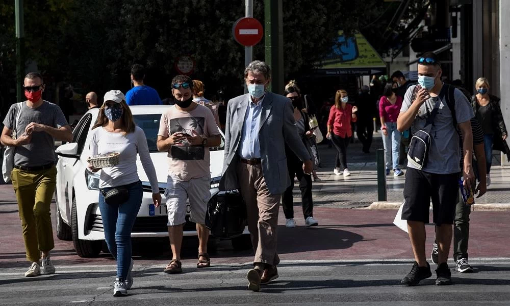 Ποια είναι τα πιθανά μέτρα που σχεδιάζει η κυβέρνηση για τους ανεμβολίαστους - Την Τρίτη οι ανακοινώσεις